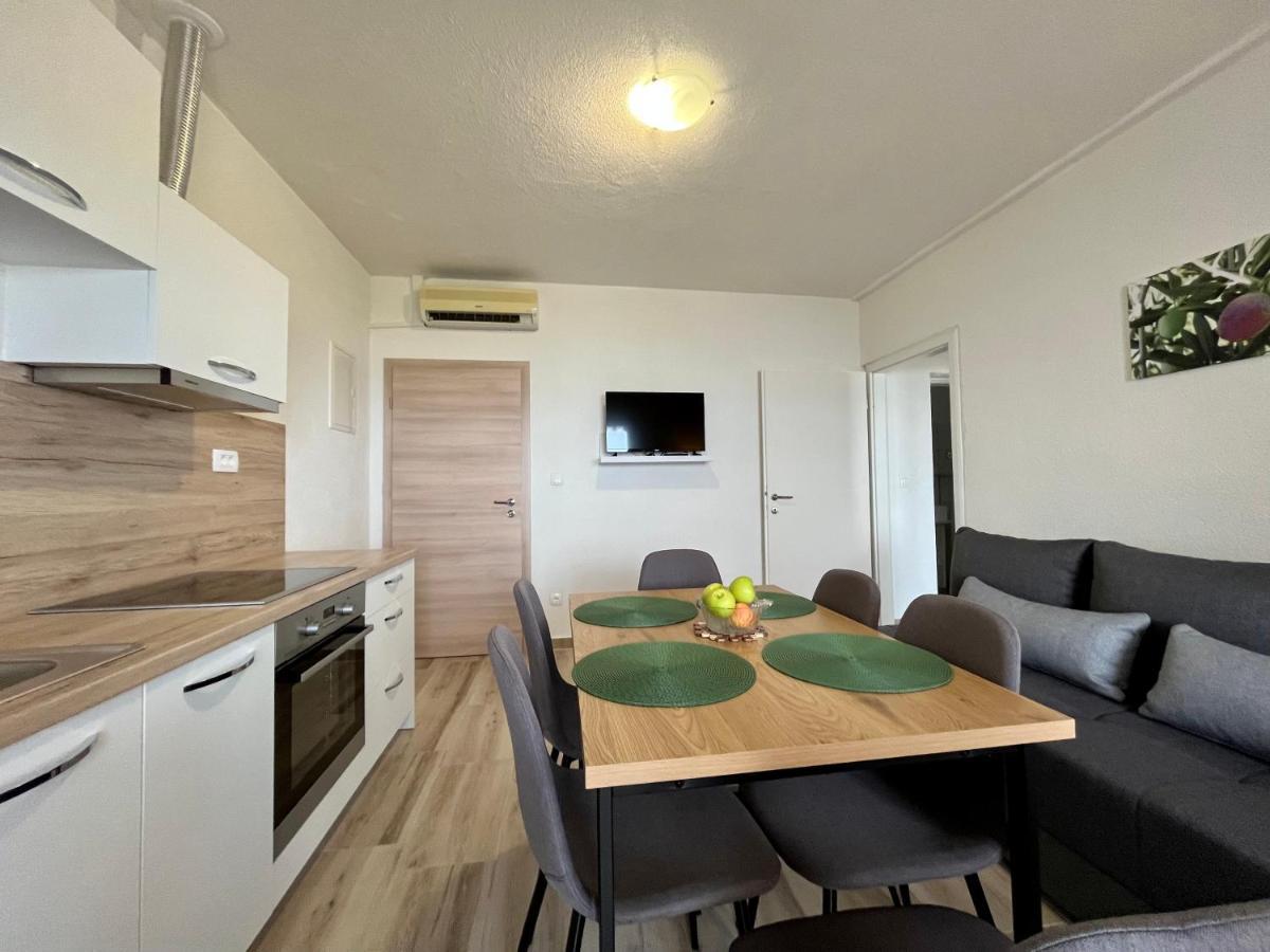 Apartmani “Kresimir” โอมิช ภายนอก รูปภาพ