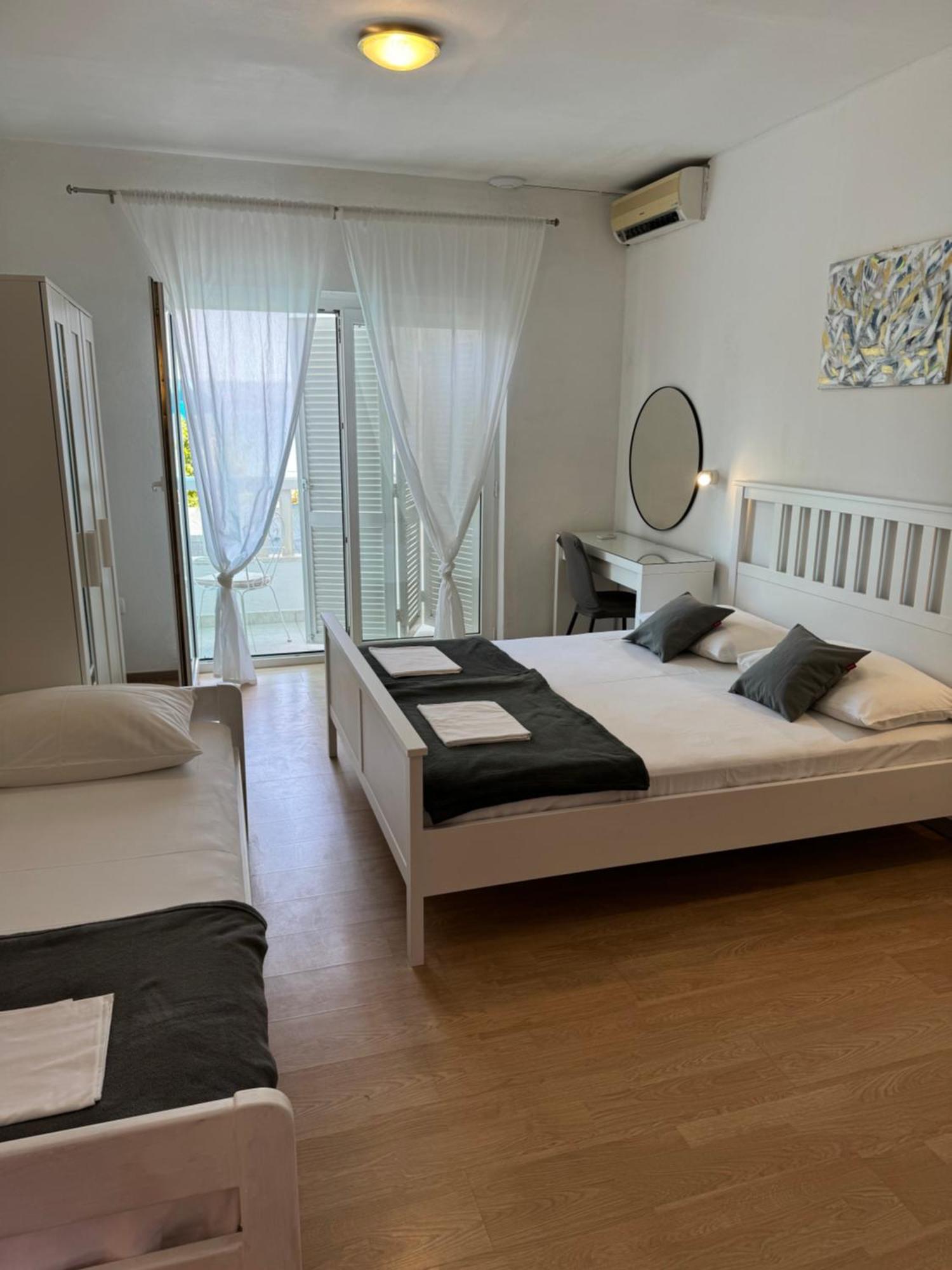 Apartmani “Kresimir” โอมิช ภายนอก รูปภาพ